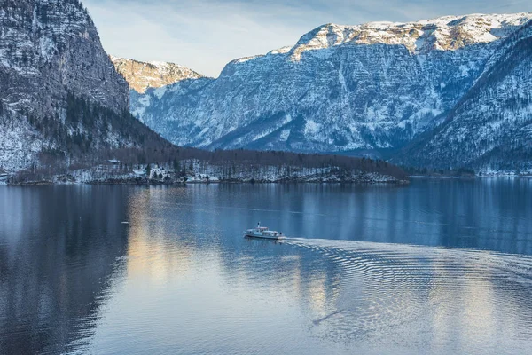 A bela montanha austríaca lago Hallstattersee. Áustria — Fotografia de Stock