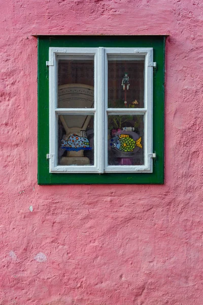 Een pittoresk raam in het Oostenrijkse bergdorp Hallsta — Stockfoto