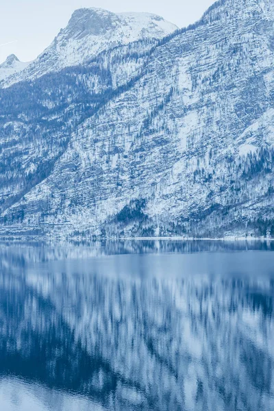 Красивое австрийское горное озеро Hallstattersee. Австрия — стоковое фото