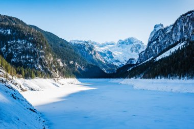 Vorderer Gölü 'ndeki kış manzarası Gosausee. Avusturya