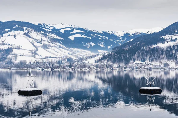 Zimní krajina na krásném jezeře Zell am See. Rakousko — Stock fotografie