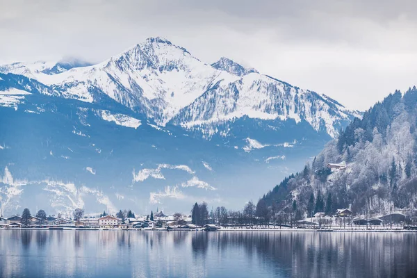 Winter landscape on the beautiful lake Zell am See. Austria — Stock Photo, Image