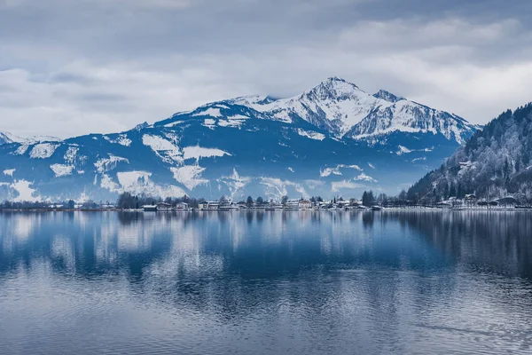 Zell am Gölü üzerindeki kış manzarası. Avusturya