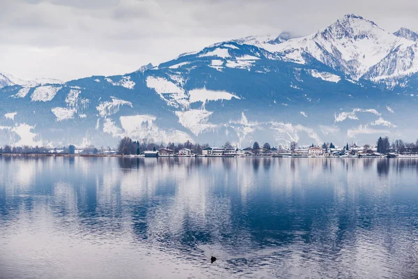 Zell am Gölü üzerindeki kış manzarası. Avusturya — Stok fotoğraf
