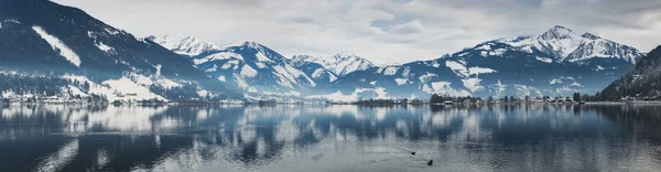 Stor Panorama på vintern på den vackra sjön Zell am See. Aust — Stockfoto
