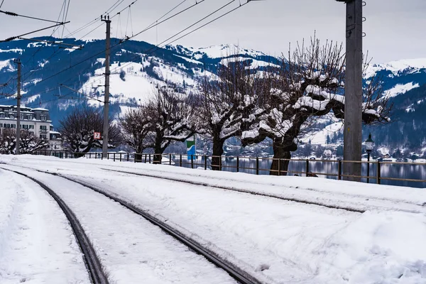 Ένας σιδηρόδρομος που τρέχει κατά μήκος της ακτής της λίμνης Ζελ Αμ Σι. Αυστρία — Φωτογραφία Αρχείου