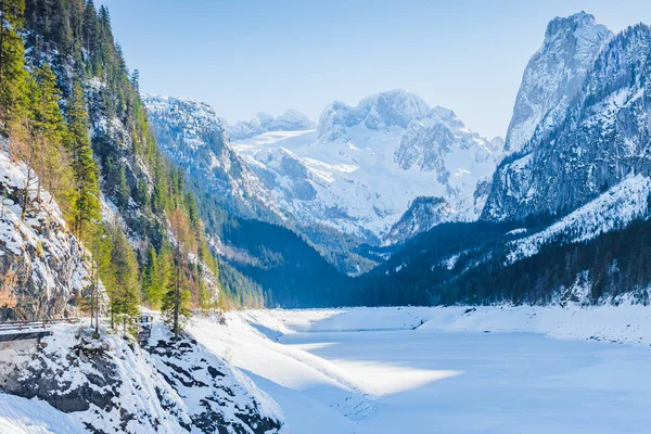 Paesaggio montano invernale sul lago Vorderer Gosausee. Austria — Foto Stock