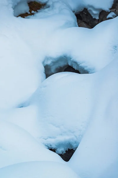 Πολύ όμορφη υφή του χιονιού κάλυμμα στο δάσος δίπλα στο t — Φωτογραφία Αρχείου