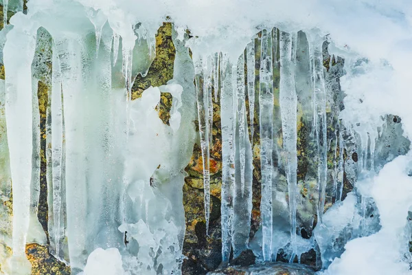 湖の近くの氷のつららの見事なテクスチャーゴソーゼー. — ストック写真
