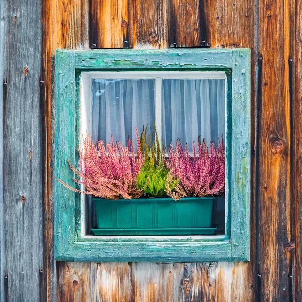 Een pittoresk raam in het Oostenrijkse bergdorp Hallsta — Stockfoto