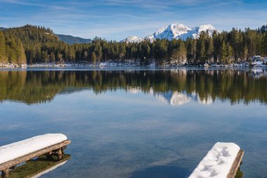 Hintersee Gölü'nde küçük bir iskele. Bavyera. Almanya