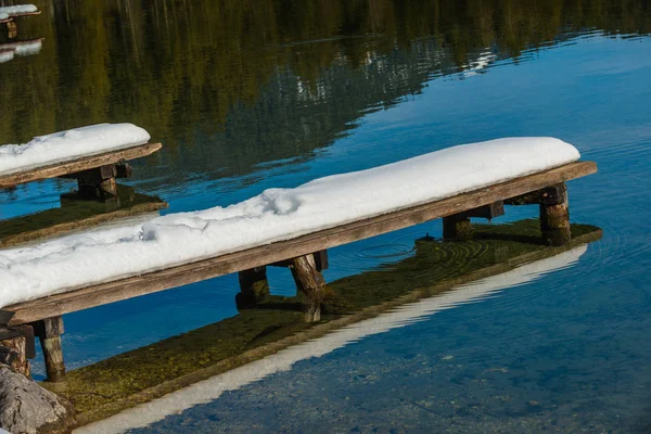 Μια μικρή προβλήτα στη λίμνη Hintersee. Βαυαρία. Γερμανία — Φωτογραφία Αρχείου