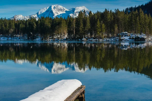 Mały molo nad jeziorem Hintersee. Bawarii. Niemcy — Zdjęcie stockowe