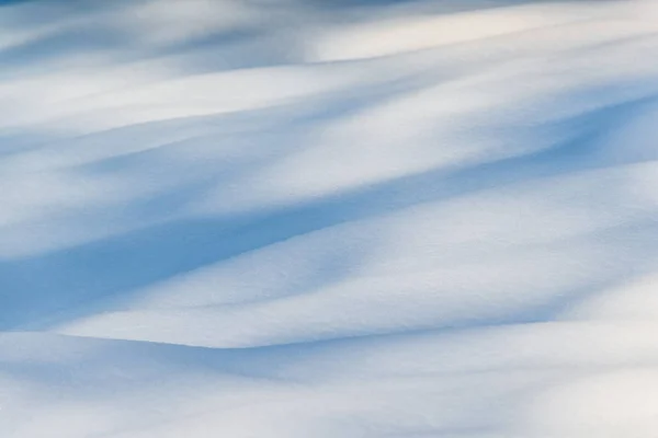 Дуже красива текстура снігового покриву в лісі поруч з т — стокове фото