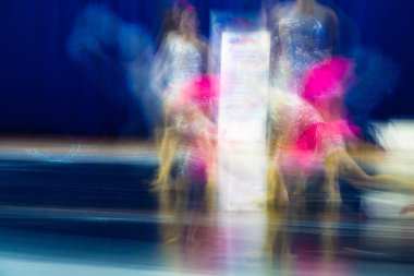 Dansta soyut hareket. Çocuk topluluğu. Moskova. Rusya