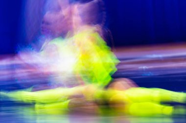 Dansta soyut hareket. Çocuk topluluğu. Moskova. Rusya