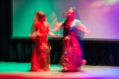 Dansta soyut hareket. Çocuk topluluğu. Moskova. Rusya