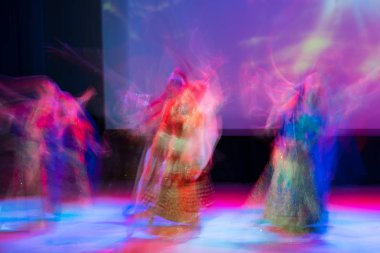 Dansta soyut hareket. Çocuk topluluğu. Moskova. Rusya