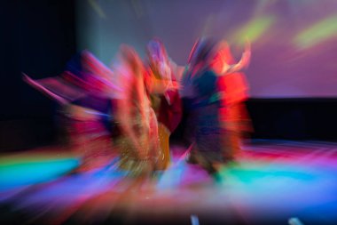 Dansta soyut hareket. Çocuk topluluğu. Moskova. Rusya