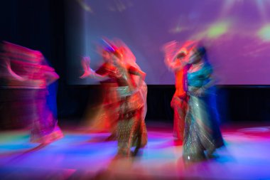 Dansta soyut hareket. Çocuk topluluğu. Moskova. Rusya