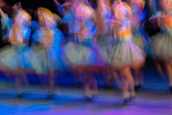 ダンスの抽象的な動き。子供のアンサンブル。モスクワ。ルッシ — ストック写真