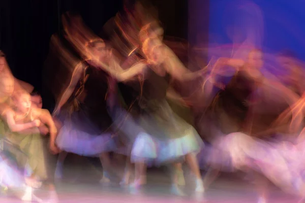 ダンスの抽象的な動き。子供のアンサンブル。モスクワ。ルッシ — ストック写真