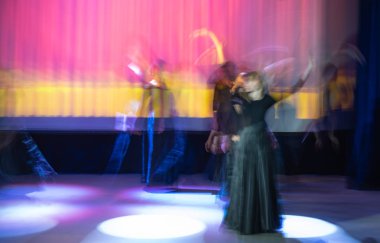 Dans güzel hareketleri, uzun pozlama vurdu. Moskova. Rusya