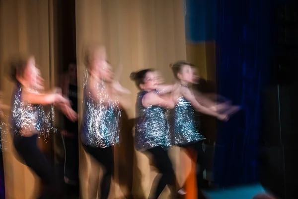 舞蹈中美丽的动作 拍摄在长曝光 莫斯科 俄罗斯 — 图库照片
