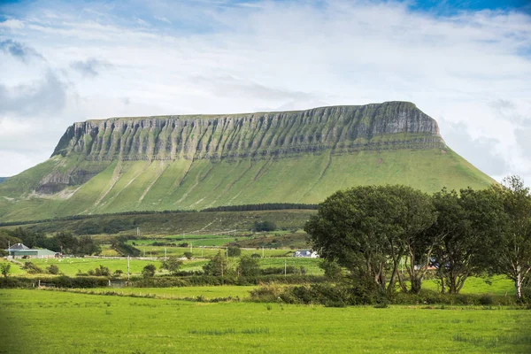 アイルランドは世界で最も美しい国の一つです それはしばしばそのユニークな自然景観のためにエメラルド島と呼ばれています — ストック写真