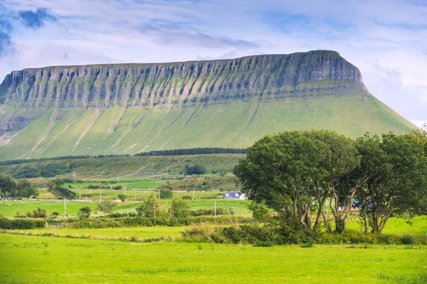 アイルランドは世界で最も美しい国の一つです それはしばしばそのユニークな自然景観のためにエメラルド島と呼ばれています — ストック写真