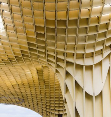 Metropol Parasol inanılmaz bir mimari yapıdır. Sevil