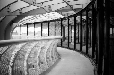 Siyah ve beyaz soyut mimari kompozisyon. Sevilla. Ve