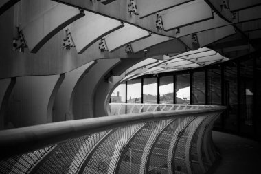 Siyah ve beyaz soyut mimari kompozisyon. Sevilla. Ve