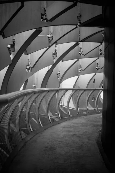 Composição arquitetônica abstrata em preto e branco. Sevilha. E... — Fotografia de Stock