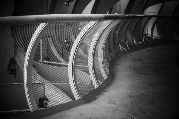 Schwarz-weiß abstrakte architektonische Komposition. Sevilla. und — Stockfoto