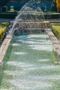 Maria Louise parkında dekoratif çeşme. Sevilla. Andalu