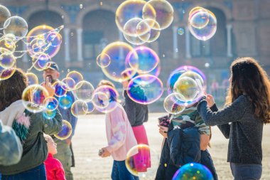 Spain.Seville Meydanı'nda ilginç skeçler. Endülüs. S