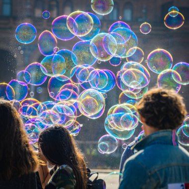 Spain.Seville Meydanı'nda ilginç skeçler. Endülüs. S