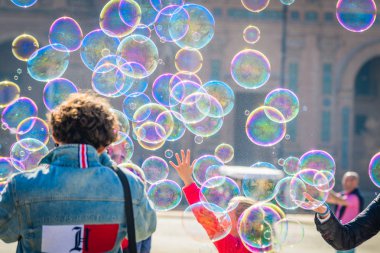 Spain.Seville Meydanı'nda ilginç skeçler. Endülüs. S