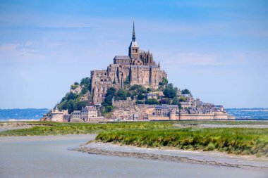 Güneşli bir yaz üzerinde Mont Saint-Michel Abbey güzel görünümü 