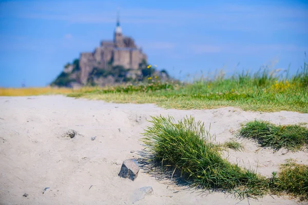 Hermosa vista de la Abadía del Mont Saint-Michel en un verano soleado — Foto de Stock