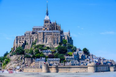 Güneşli bir yaz üzerinde Mont Saint-Michel Abbey güzel görünümü 