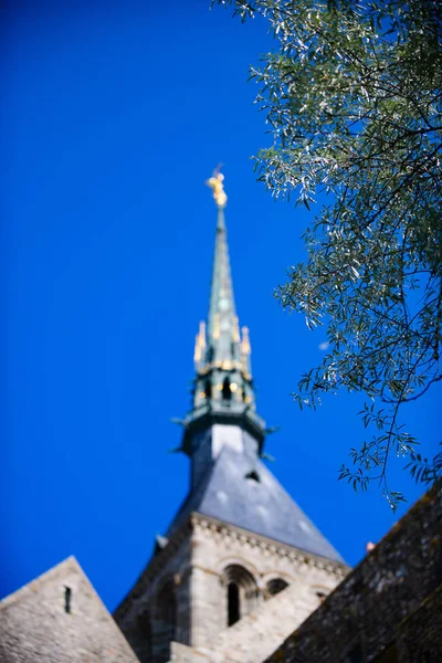 Średniowieczne Opactwo Mont Saint-Michel. Szczegóły świątyń — Zdjęcie stockowe