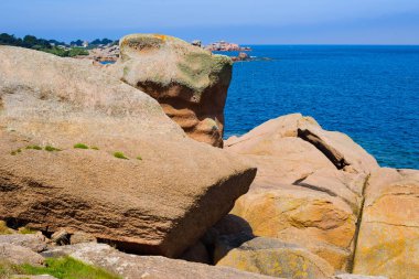 Plumanach yakınlarındaki büyük pembe granit kayalar ile Seascape. Coa
