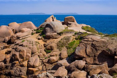 Plumanach yakınlarındaki büyük pembe granit kayalar ile Seascape. Coa