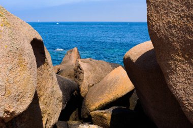 Plumanach yakınlarındaki büyük pembe granit kayalar ile Seascape. Coa