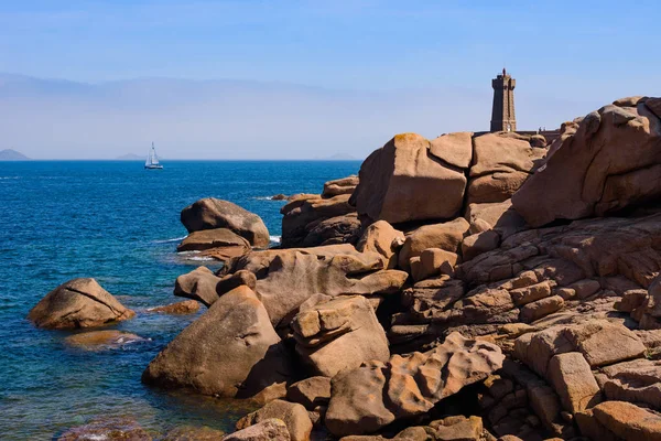 Paysage marin avec d'énormes rochers de granit rose et un phare près de P — Photo