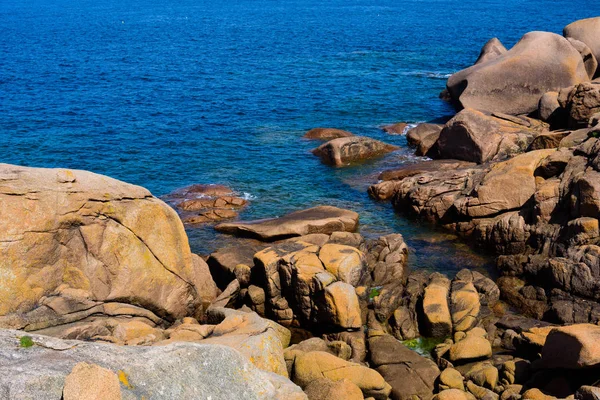 Paisaje marino con enormes rocas de granito rosa cerca de Plumanach. El cacao — Foto de Stock