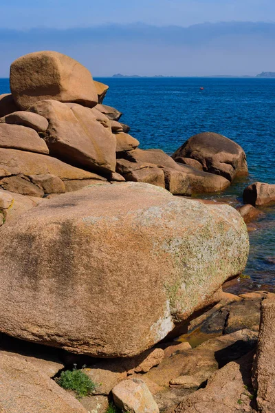 Seascape with huge pink granite boulders near Plumanach. The coa — Stock Photo, Image