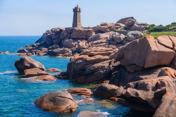 Seascape with huge pink granite boulders and a lighthouse near P — Stock Photo, Image
